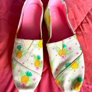Toms pineapple slip ons